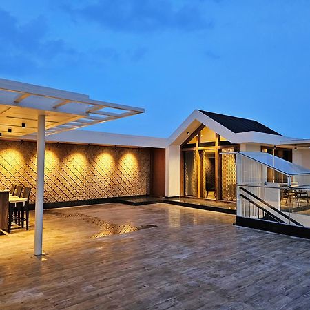 Apartmán The Pentouz On 100 Feet Road Indiranagar - An Urban Luxury Retreat Bengalúr Exteriér fotografie