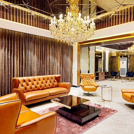 Apartmán The Pentouz On 100 Feet Road Indiranagar - An Urban Luxury Retreat Bengalúr Exteriér fotografie