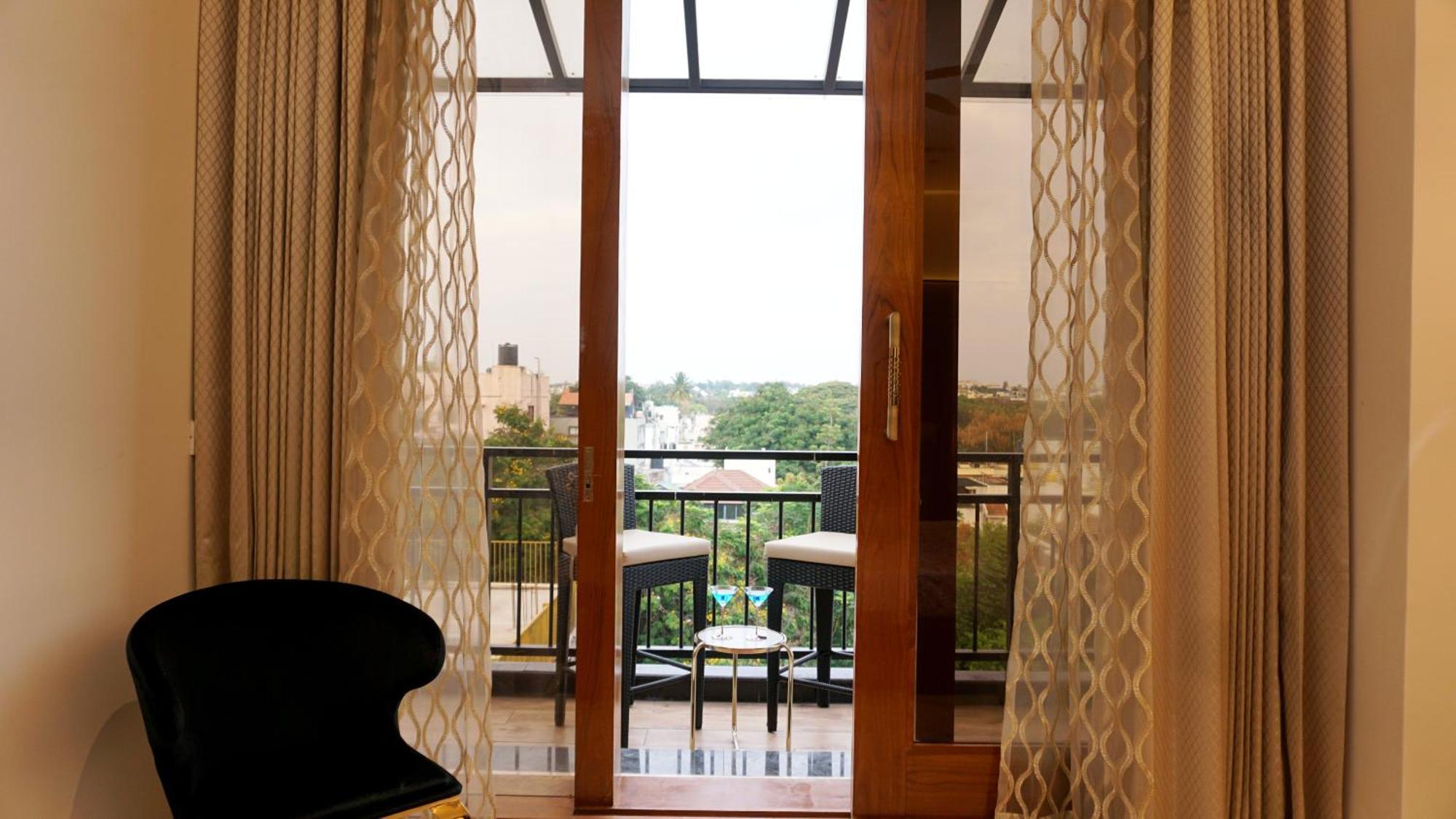 Apartmán The Pentouz On 100 Feet Road Indiranagar - An Urban Luxury Retreat Bengalúr Exteriér fotografie