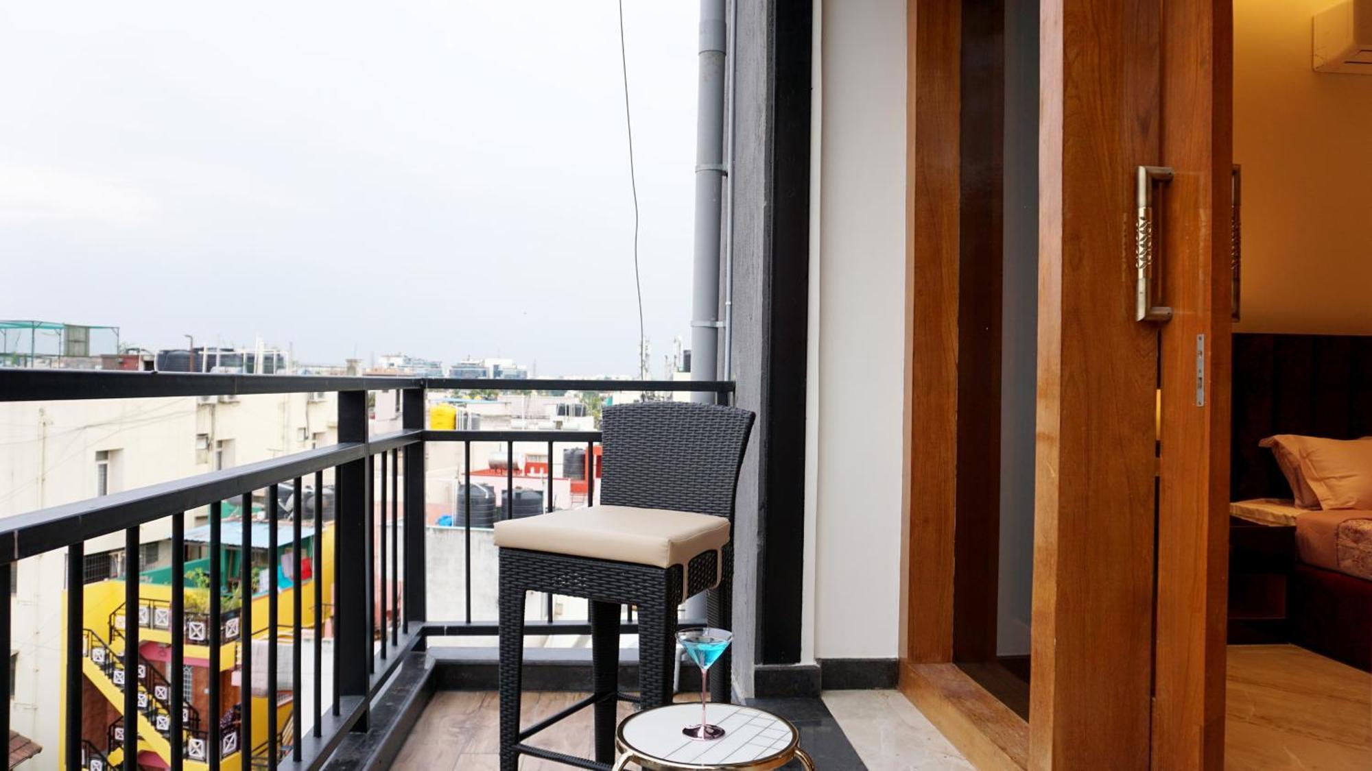 Apartmán The Pentouz On 100 Feet Road Indiranagar - An Urban Luxury Retreat Bengalúr Exteriér fotografie