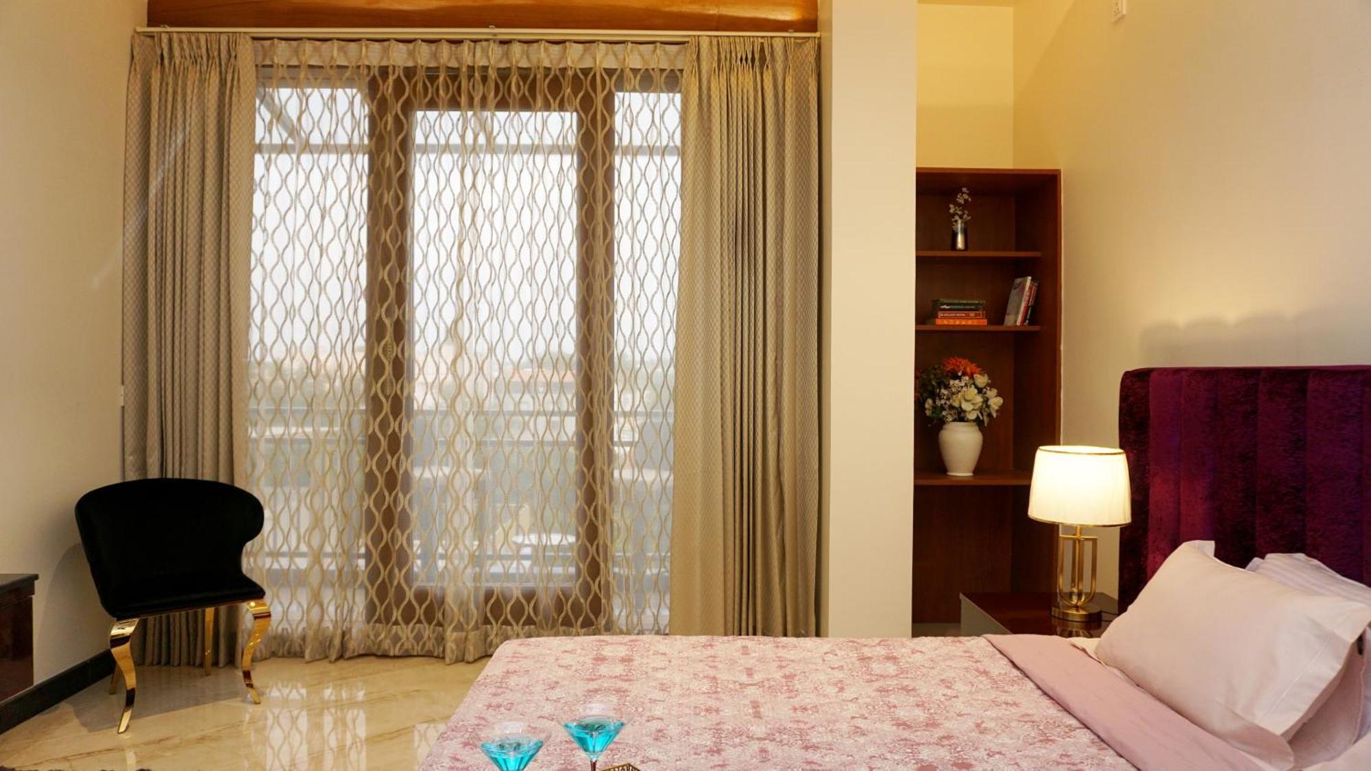 Apartmán The Pentouz On 100 Feet Road Indiranagar - An Urban Luxury Retreat Bengalúr Exteriér fotografie