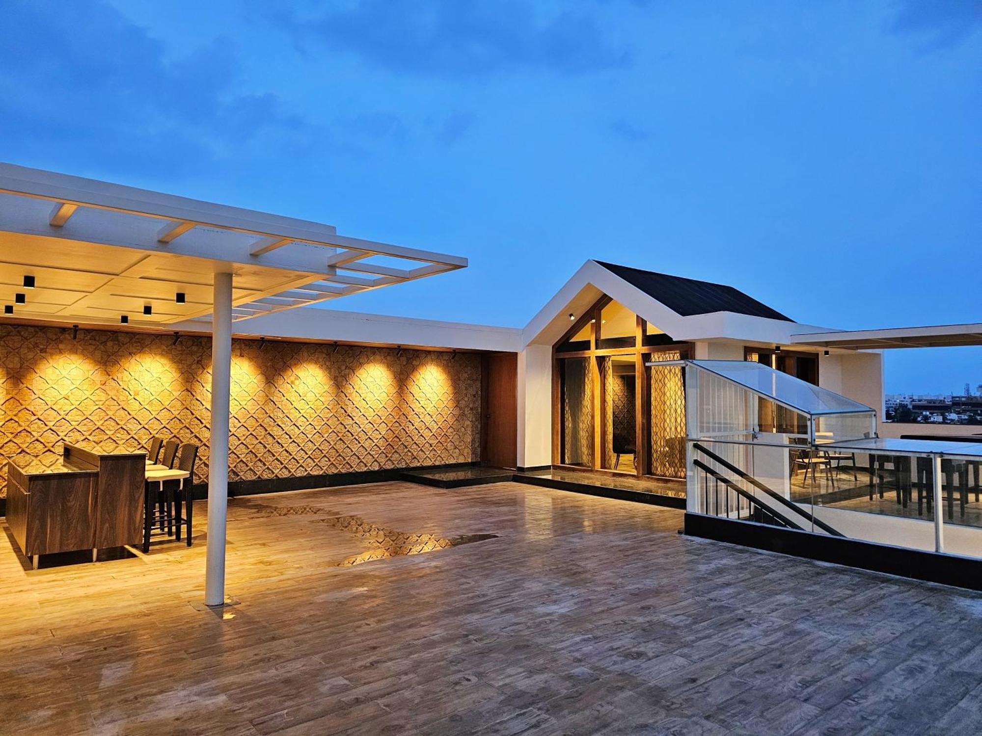 Apartmán The Pentouz On 100 Feet Road Indiranagar - An Urban Luxury Retreat Bengalúr Exteriér fotografie