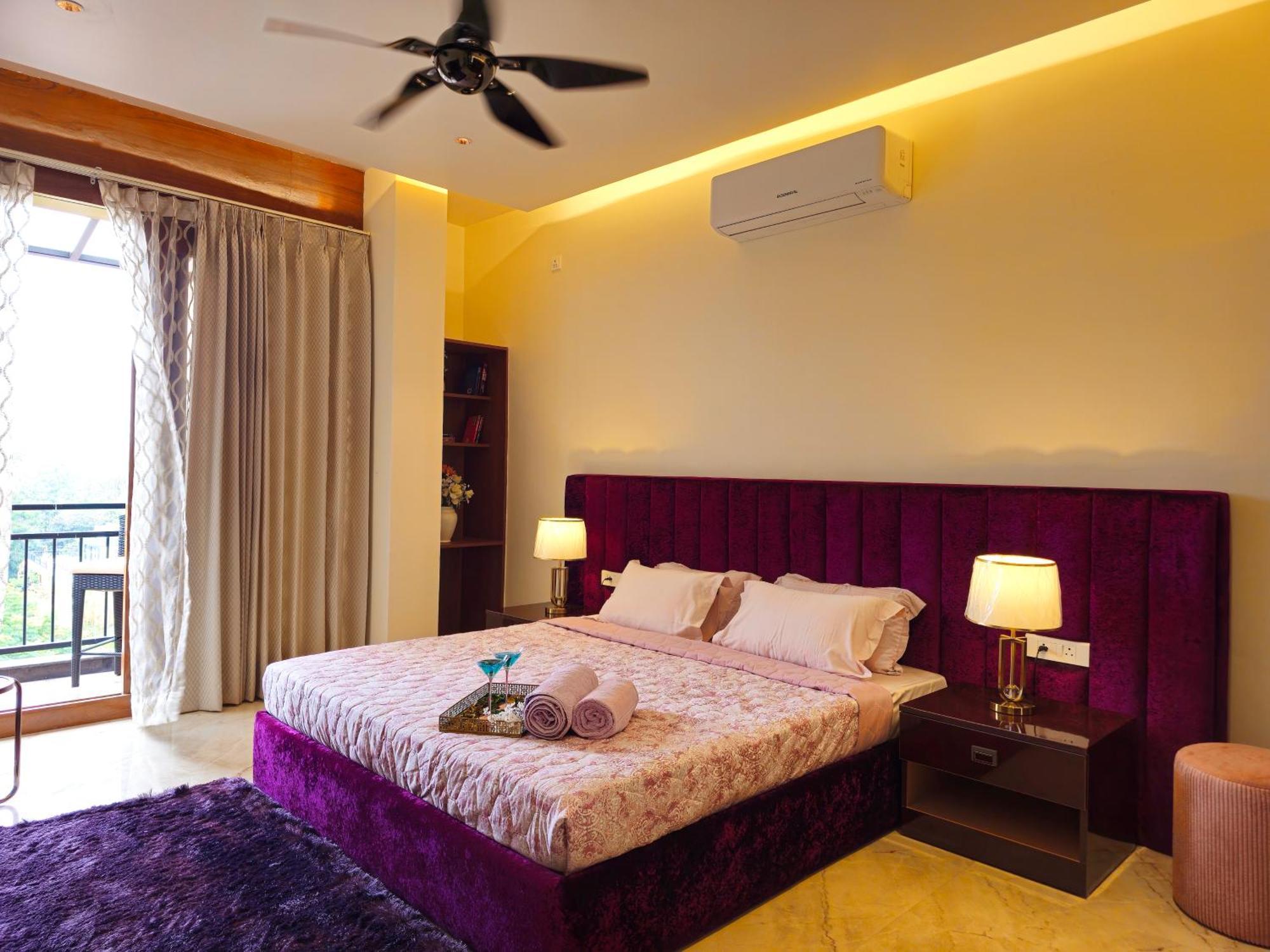 Apartmán The Pentouz On 100 Feet Road Indiranagar - An Urban Luxury Retreat Bengalúr Exteriér fotografie