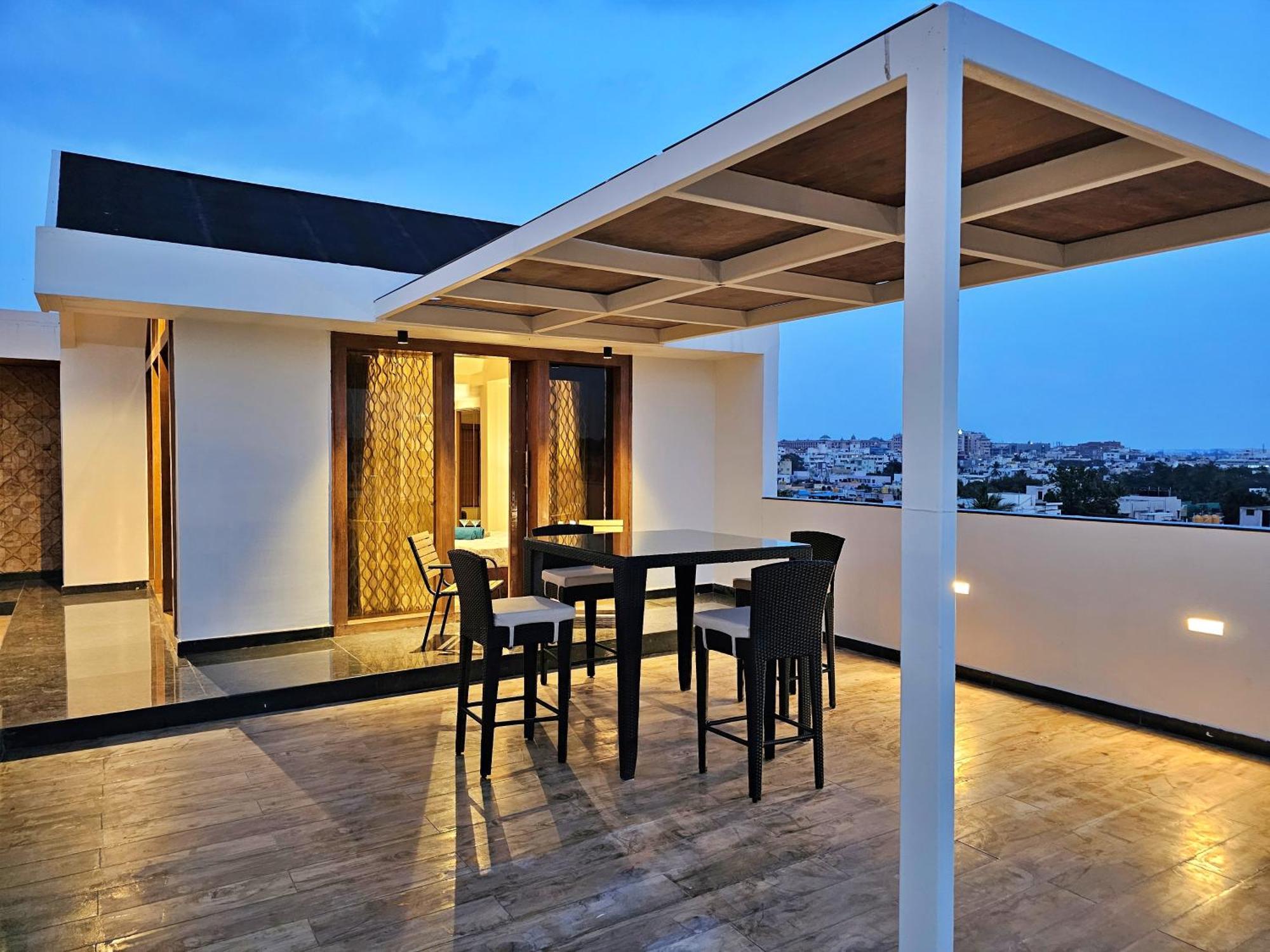 Apartmán The Pentouz On 100 Feet Road Indiranagar - An Urban Luxury Retreat Bengalúr Exteriér fotografie