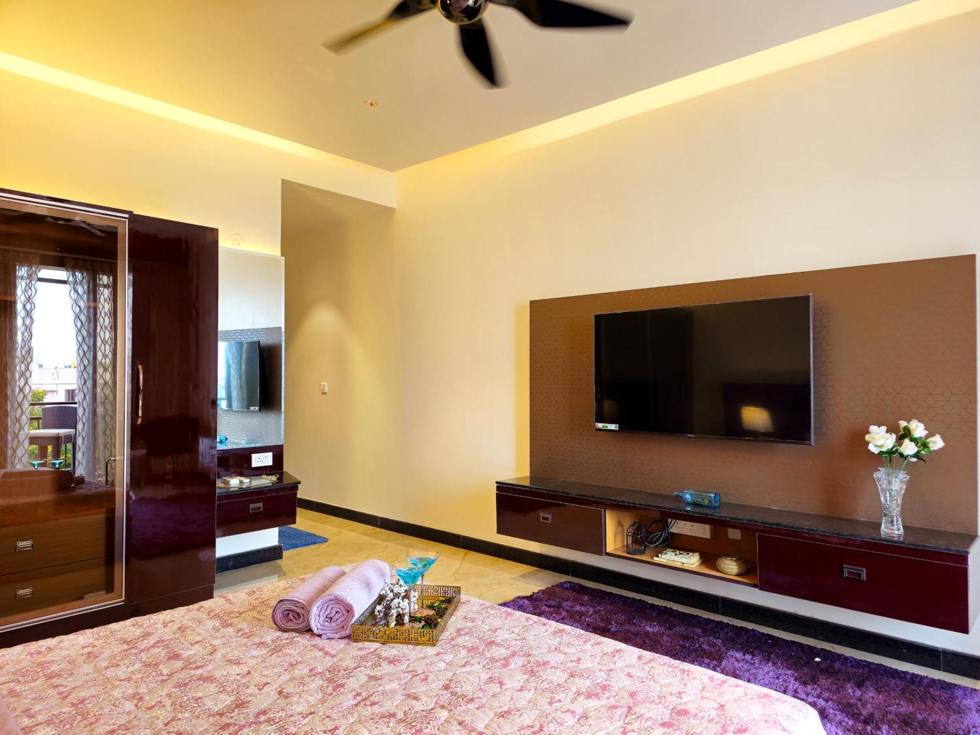 Apartmán The Pentouz On 100 Feet Road Indiranagar - An Urban Luxury Retreat Bengalúr Exteriér fotografie