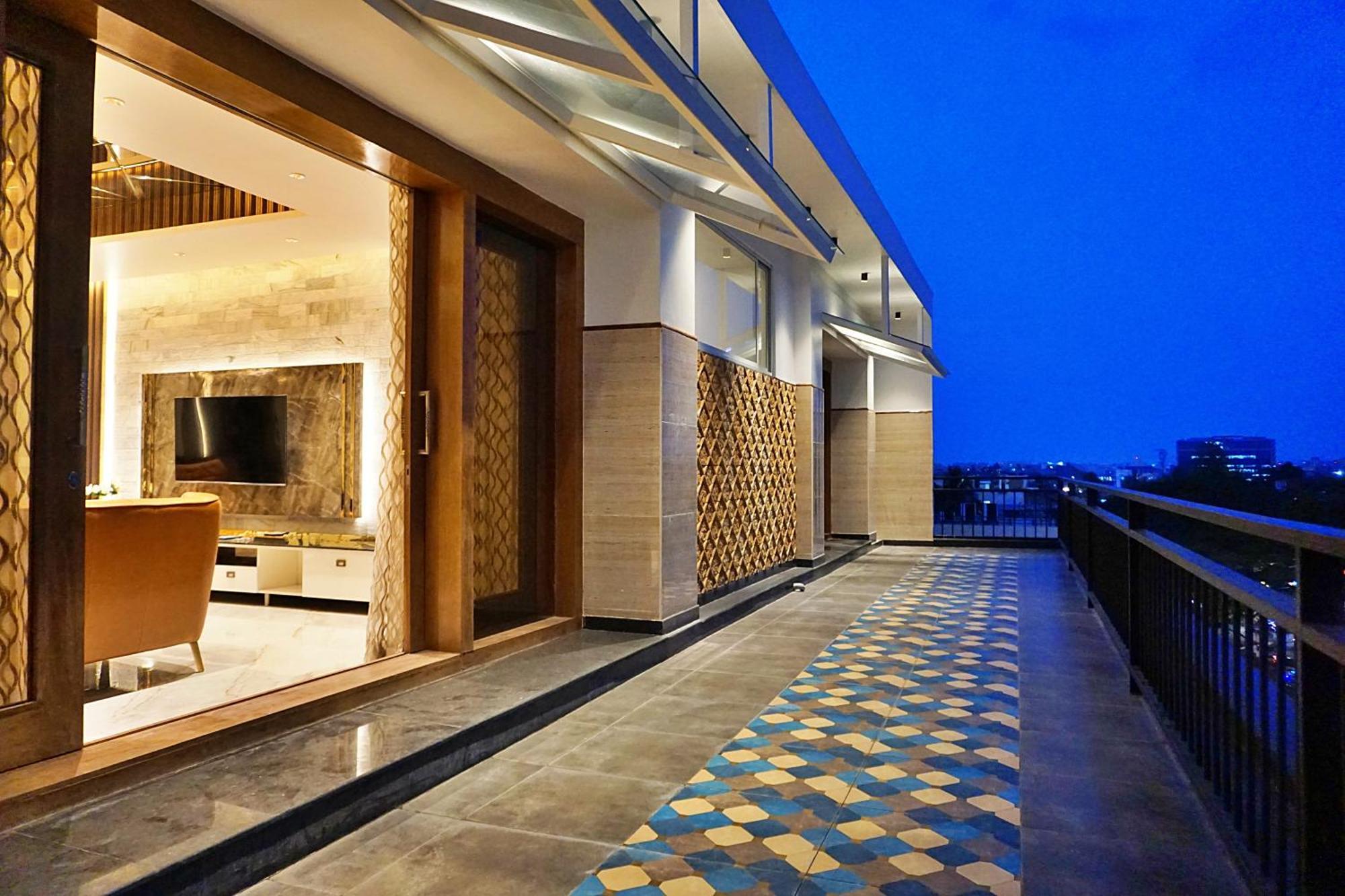 Apartmán The Pentouz On 100 Feet Road Indiranagar - An Urban Luxury Retreat Bengalúr Exteriér fotografie