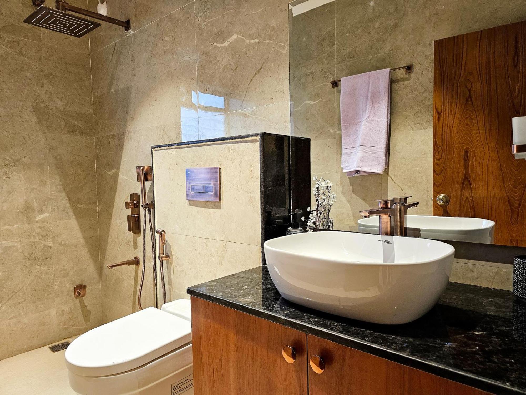 Apartmán The Pentouz On 100 Feet Road Indiranagar - An Urban Luxury Retreat Bengalúr Exteriér fotografie