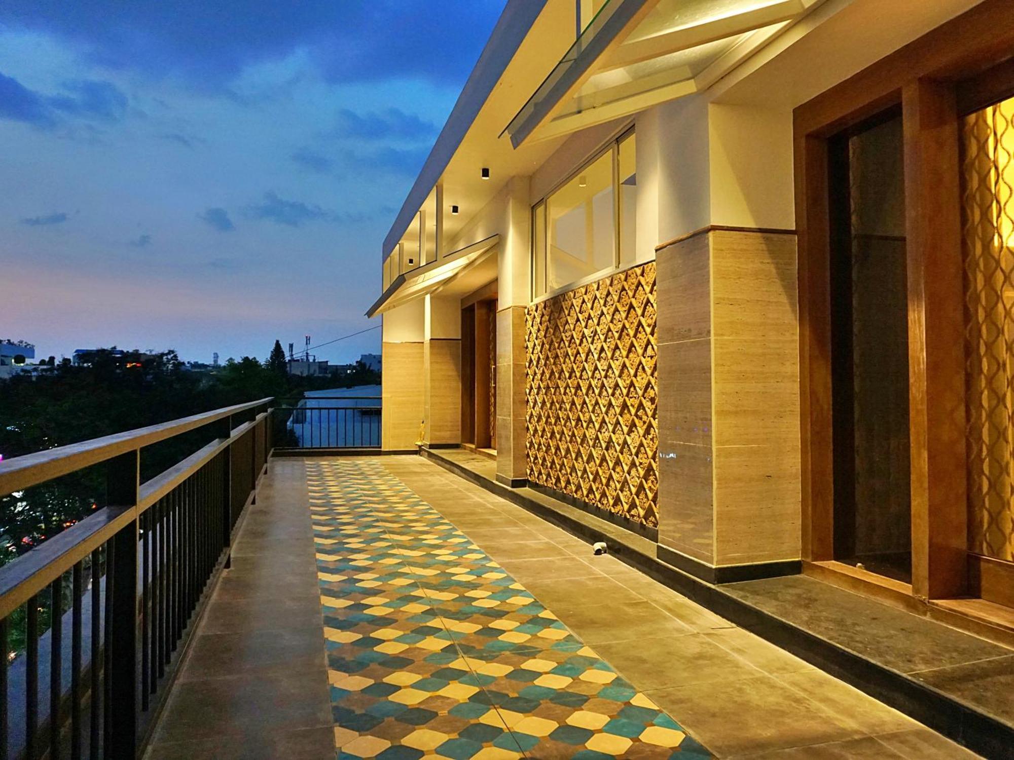 Apartmán The Pentouz On 100 Feet Road Indiranagar - An Urban Luxury Retreat Bengalúr Exteriér fotografie