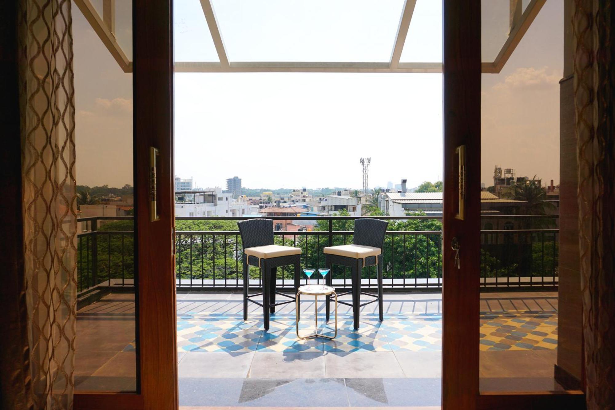 Apartmán The Pentouz On 100 Feet Road Indiranagar - An Urban Luxury Retreat Bengalúr Exteriér fotografie