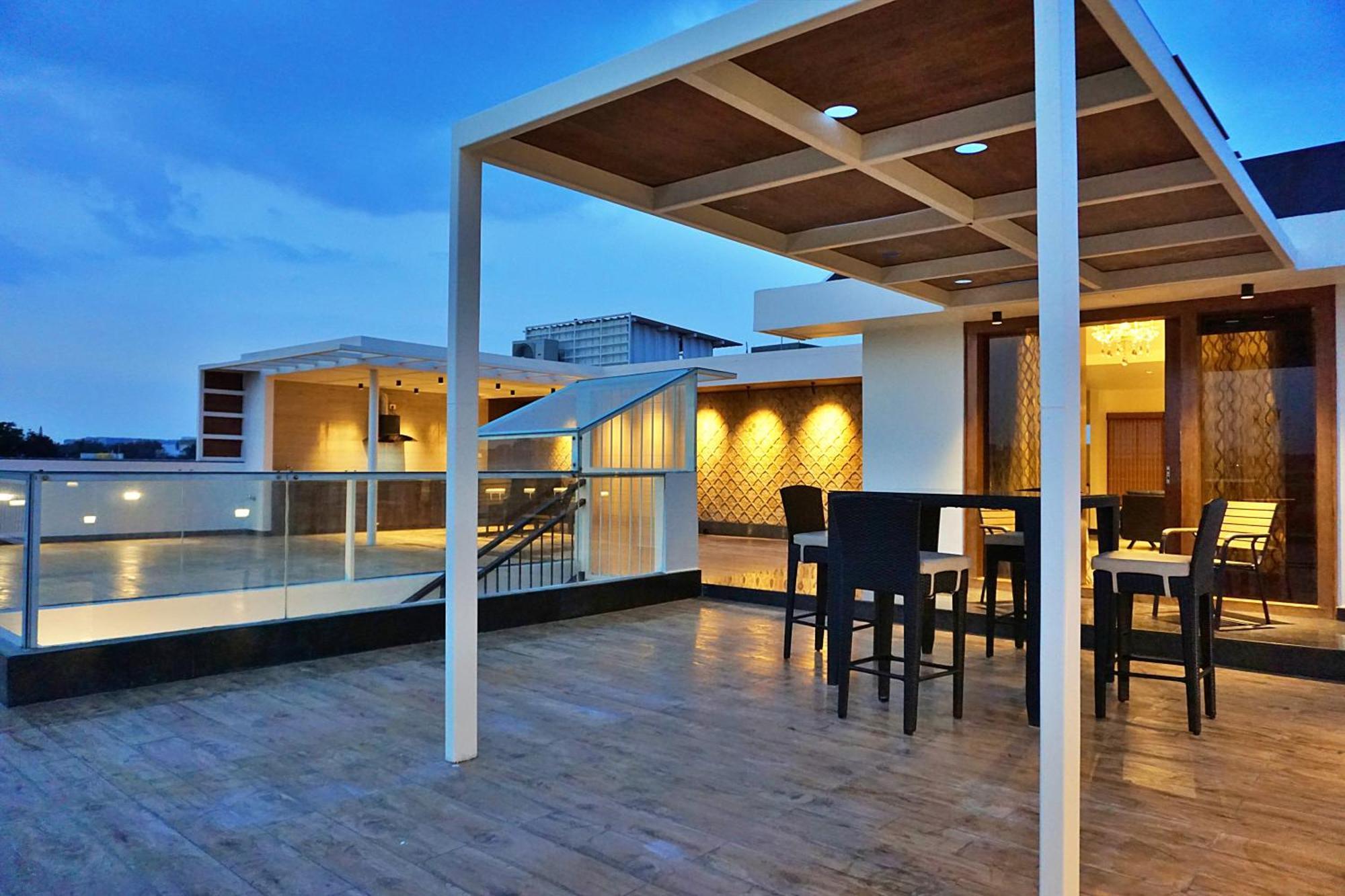 Apartmán The Pentouz On 100 Feet Road Indiranagar - An Urban Luxury Retreat Bengalúr Exteriér fotografie